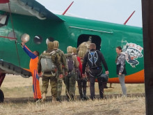 Воспитанники ВПК "Десантник" прыгнули с парашютами